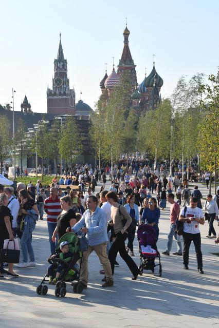 Москва. Посетители на территории парка `Зарядье`.