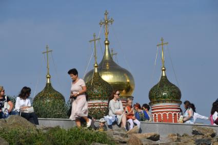 Москва. Посетители на территории парка `Зарядье`.