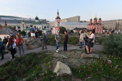 Москва. Посетители на территории парка `Зарядье`.