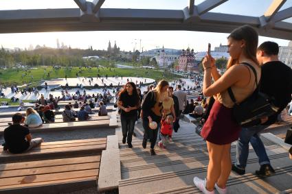 Москва. Посетители под стеклянным куполом на территории парка `Зарядье`.