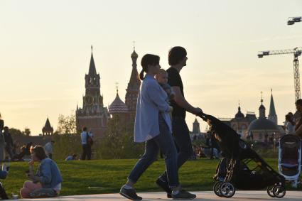 Москва. Посетители на территории парка `Зарядье`.