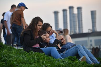 Москва. Посетители на территории парка `Зарядье`.