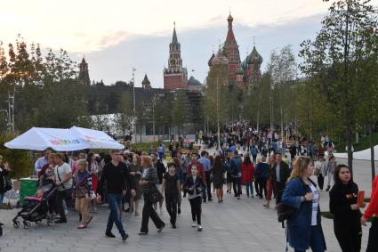 Москва. Посетители на территории парка `Зарядье`.