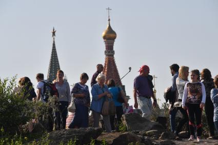 Москва. Посетители на территории парка `Зарядье`.