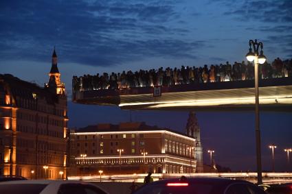 Москва. Посетители на `парящем` мосту на территории парка `Зарядье`.