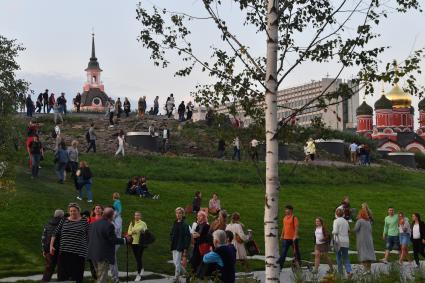 Москва. Посетители на территории парка `Зарядье`.