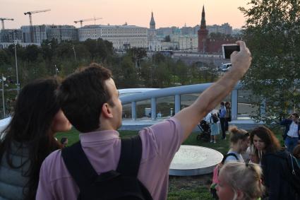 Москва. Посетители на территории парка `Зарядье`.