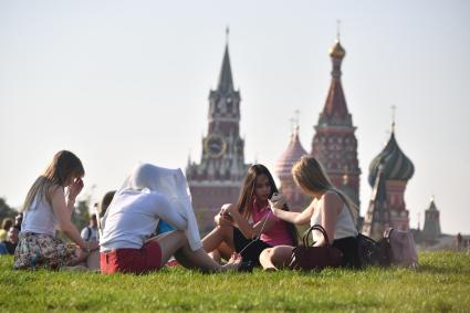 Москва. Посетители на территории парка `Зарядье`.