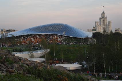 Москва. Посетители на территории парка `Зарядье`.