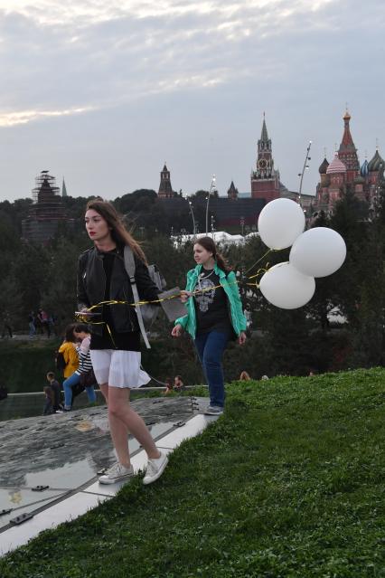 Москва. Посетители на территории парка `Зарядье`.