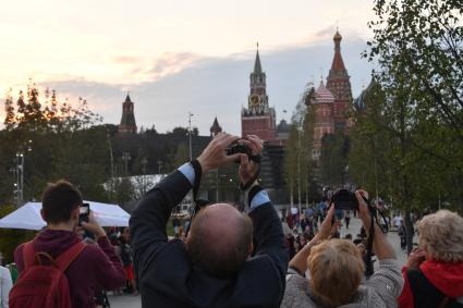 Москва. Посетители на территории парка `Зарядье`.