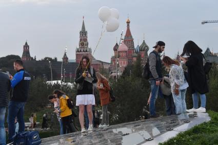 Москва. Посетители на территории парка `Зарядье`.