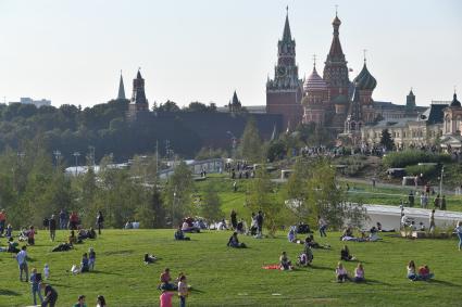 Москва. Посетители на территории парка `Зарядье`.