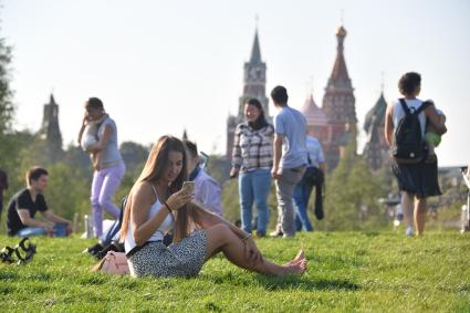 Москва. Посетители на территории парка `Зарядье`.