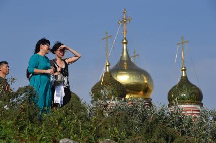 Москва. Посетители на территории парка `Зарядье`.