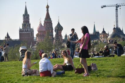 Москва. Посетители на территории парка `Зарядье`.