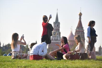 Москва. Посетители на территории парка `Зарядье`.