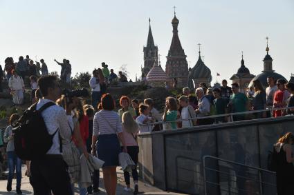 Москва. Посетители на территории парка `Зарядье`.