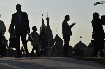 Москва. Посетители на территории парка `Зарядье`.