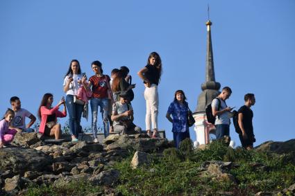 Москва. Посетители на территории парка `Зарядье`.