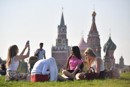 Москва. Посетители на территории парка `Зарядье`.