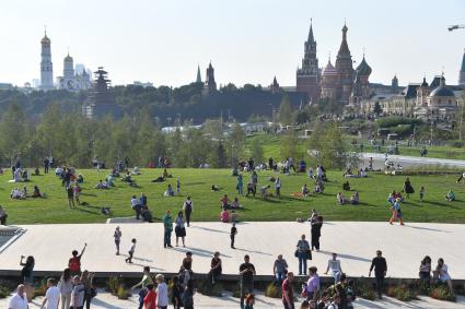 Москва. Посетители на территории парка `Зарядье`.