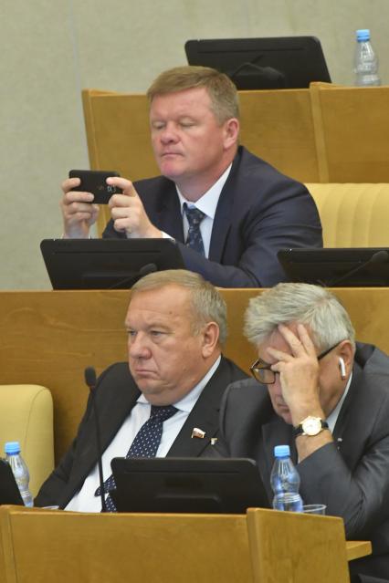 Москва. Председатель комитета Государственной Думы РФ по обороне Владимир Шаманов ( в центре)во время первого пленарного заседания осенней сессии Госдумы РФ.