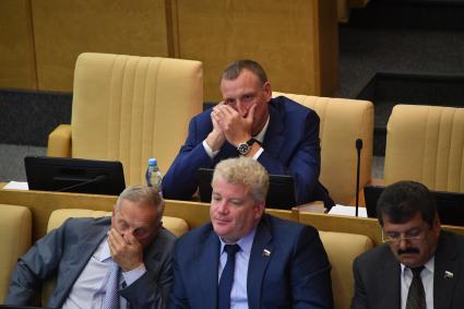 Москва.Депутаты во время первого пленарного заседания осенней сессии Госдумы РФ.