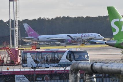 Москва. Самолет Boeing 757-230 авиакомпании `ВИМ-Авиа` в аэропорту Домодедово.