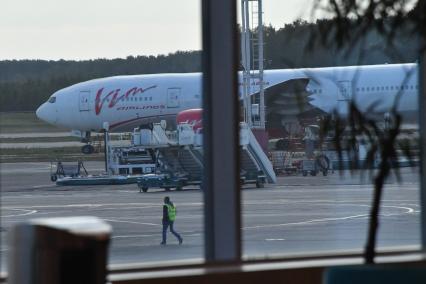 Москва. Самолет Boeing авиакомпании `ВИМ-Авиа` в аэропорту Домодедово.