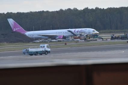 Москва. Самолет Boeing 757-230 авиакомпании `ВИМ-Авиа` в аэропорту Домодедово.