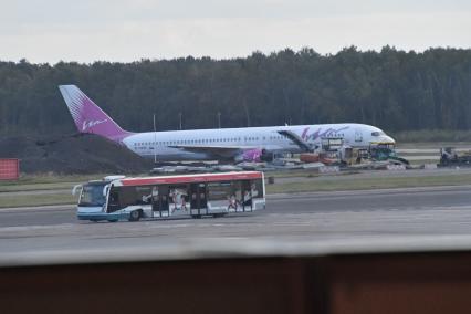 Москва. Самолет Boeing 757-230 авиакомпании `ВИМ-Авиа` в аэропорту Домодедово.