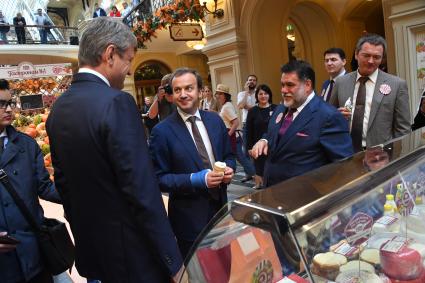 Москва. Министр сельского хозяйства РФ Александр Ткачёв , заместитель председателя правительства РФ Аркадий Дворкович и глава группы компаний Bosco di Ciliegi, председатель наблюдательного совета ГУМа Михаил Куснирович (слева направо) на открытии ярмарки отечественных фермерских продуктов ВДХС ( выставка достижений сельского хозяйства) в ГУМе.