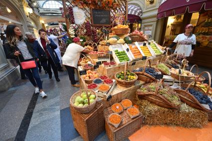 Москва. Посетители на открытии ярмарки отечественных фермерских продуктов ВДХС ( выставка достижений сельского хозяйства) в ГУМе.