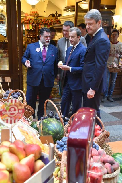 Москва.  Глава группы компаний Bosco di Ciliegi, председатель наблюдательного совета ГУМа Михаил Куснирович,  заместитель председателя правительства РФ Аркадий Дворкович и  министр сельского хозяйства РФ Александр Ткачёв   (слева направо )  на открытии ярмарки отечественных фермерских продуктов ВДХС ( выставка достижений сельского хозяйства) в ГУМе.