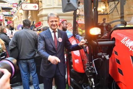 Москва.   Министр сельского хозяйства РФ Александр Ткачёв (слева направо)  на открытии ярмарки отечественных фермерских продуктов ВДХС ( выставка достижений сельского хозяйства) в ГУМе.