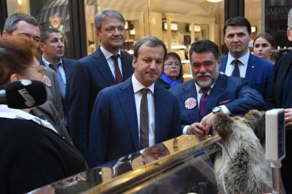 Москва.  Министр сельского хозяйства РФ Александр Ткачёв ,  заместитель председателя правительства РФ Аркадий Дворкович и глава группы компаний Bosco di Ciliegi, председатель наблюдательного совета ГУМа Михаил Куснирович   (слева направо  )  на открытии ярмарки отечественных фермерских продуктов ВДХС ( выставка достижений сельского хозяйства) в ГУМе.