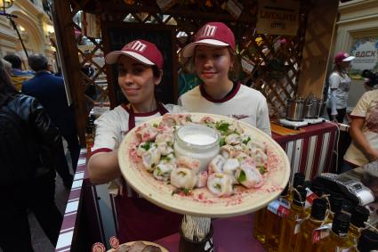 Москва. Открытие ярмарки отечественных фермерских продуктов ВДХС ( выставка достижений сельского хозяйства) в ГУМе.