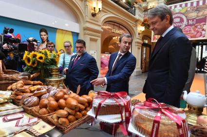 Москва.  Глава группы компаний Bosco di Ciliegi, председатель наблюдательного совета ГУМа Михаил Куснирович,  заместитель председателя правительства РФ Аркадий Дворкович и  министр сельского хозяйства РФ Александр Ткачёв   (слева направо )  на открытии ярмарки отечественных фермерских продуктов ВДХС ( выставка достижений сельского хозяйства) в ГУМе.