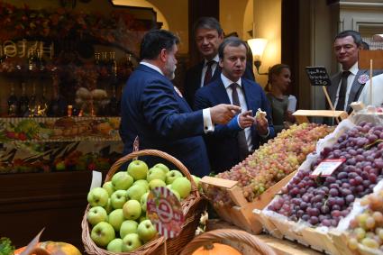 Москва.  Глава группы компаний Bosco di Ciliegi, председатель наблюдательного совета ГУМа Михаил Куснирович,  заместитель председателя правительства РФ Аркадий Дворкович   (слева направо )  на открытии ярмарки отечественных фермерских продуктов ВДХС ( выставка достижений сельского хозяйства) в ГУМе.