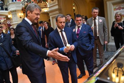 Москва. Министр сельского хозяйства РФ Александр Ткачёв , заместитель председателя правительства РФ Аркадий Дворкович и глава группы компаний Bosco di Ciliegi, председатель наблюдательного совета ГУМа Михаил Куснирович (слева направо ) на открытии ярмарки отечественных фермерских продуктов ВДХС ( выставка достижений сельского хозяйства) в ГУМе.