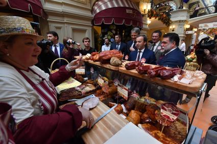 Москва.  Министр сельского хозяйства РФ Александр Ткачёв ,  заместитель председателя правительства РФ Аркадий Дворкович и  глава группы компаний Bosco di Ciliegi, председатель наблюдательного совета ГУМа Михаил Куснирович,  (слева направо )  на открытии ярмарки отечественных фермерских продуктов ВДХС ( выставка достижений сельского хозяйства) в ГУМе.