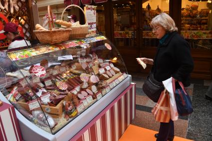 Москва.  Посетительница  на открытии ярмарки отечественных фермерских продуктов ВДХС ( выставка достижений сельского хозяйства) в ГУМе.