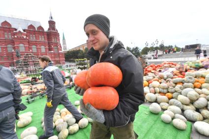 Москва. Подготовка к гастрономическому фестивалю `Золотая осень` на Манежной площади.