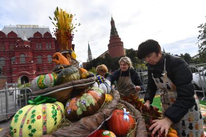 Москва. Подготовка к гастрономическому фестивалю `Золотая осень` на Манежной площади.