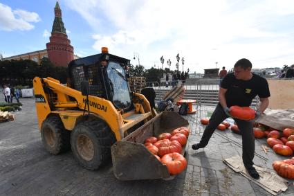 Москва. Подготовка к гастрономическому фестивалю `Золотая осень` на Манежной площади.