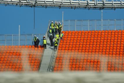 Екатеринбург. Центральный стадион. Делегация представителей FIFA и оргкомитета \'Россия\'-2018 во время шестого операционного визита по подготовке стадионов Чемпионата мира по футболу FIFA-2018 в России. Но фото: директор департамента по проведению соревнований и мероприятий Колин Смит (в центре)