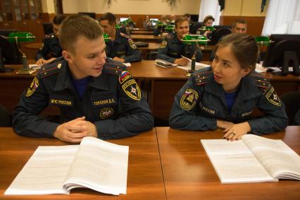 Санкт-Петербург. Курсанты университета МЧС на занятиях в аудитории.