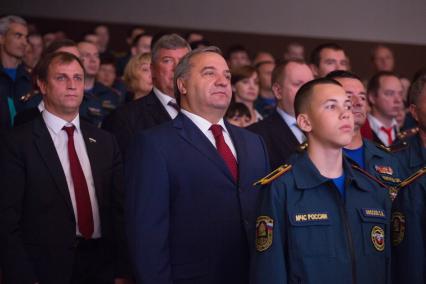 Санкт-Петербург. Министр по делам гражданской обороны, чрезвычайным ситуациям и ликвидации последствий стихийных бедствий Владимир Пучков  (в центре ) поздравил курсантов университета МЧС России с Днем знаний.