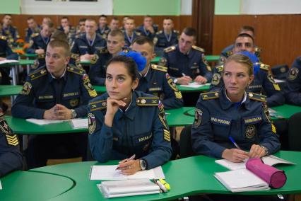 Санкт-Петербург. Курсанты университета МЧС на занятиях в аудитории.